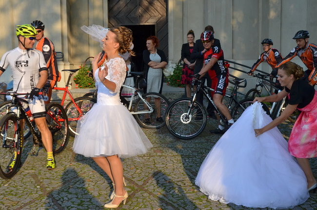Nowożeńcy w kolarskim szpalerze ( zdjęcia)