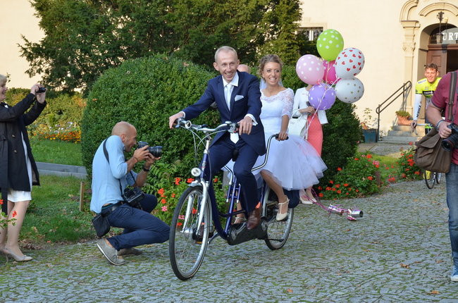 Nowożeńcy w kolarskim szpalerze ( zdjęcia)