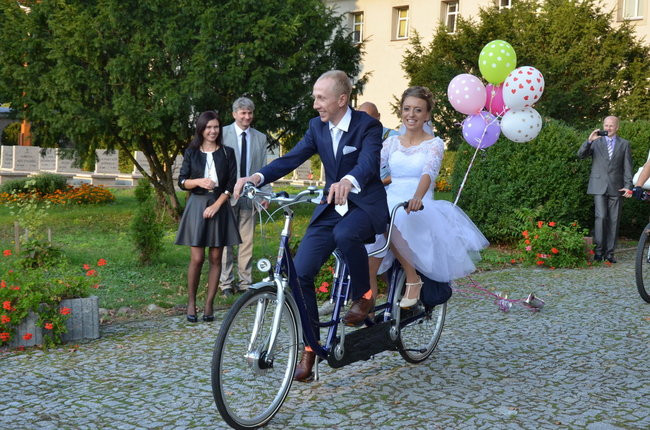 Nowożeńcy w kolarskim szpalerze ( zdjęcia)