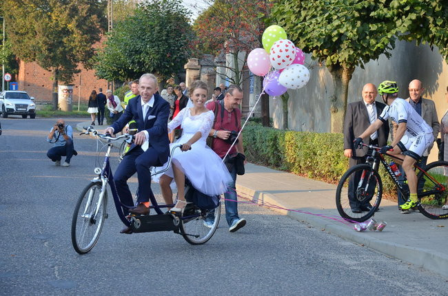Nowożeńcy w kolarskim szpalerze ( zdjęcia)