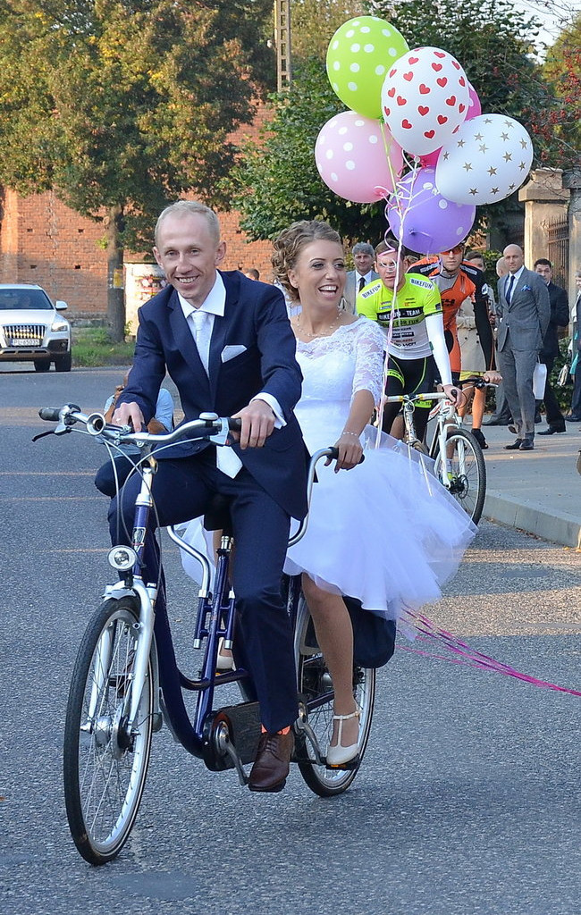 Nowożeńcy w kolarskim szpalerze ( zdjęcia)