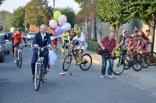 Nowożeńcy w kolarskim szpalerze ( zdjęcia)