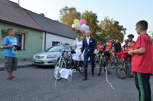 Nowożeńcy w kolarskim szpalerze ( zdjęcia)