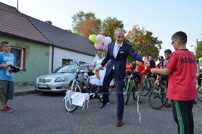 Nowożeńcy w kolarskim szpalerze ( zdjęcia)
