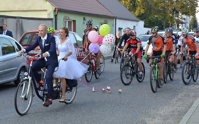 Nowożeńcy w kolarskim szpalerze ( zdjęcia)