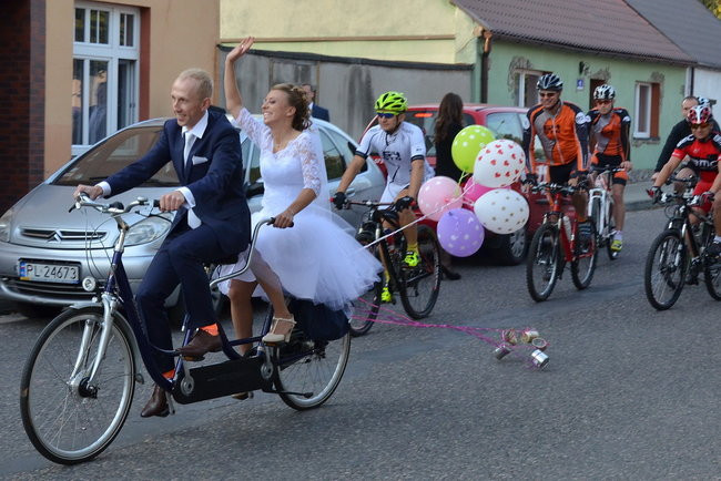 Nowożeńcy w kolarskim szpalerze ( zdjęcia)