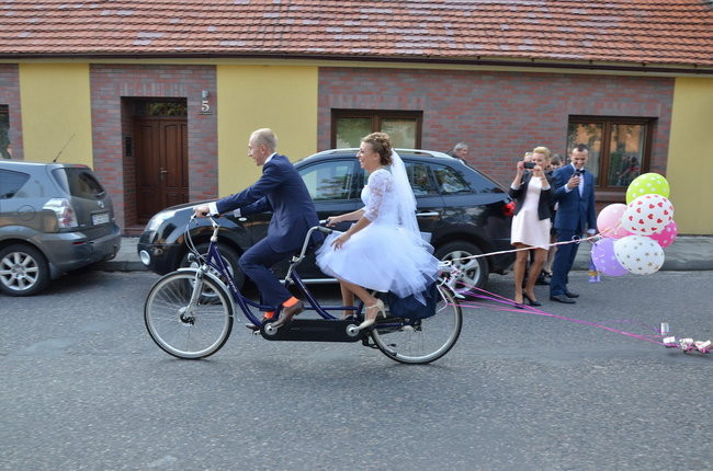 Nowożeńcy w kolarskim szpalerze ( zdjęcia)