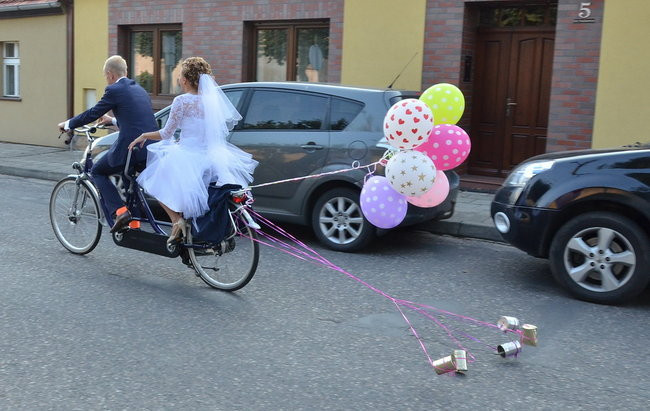 Nowożeńcy w kolarskim szpalerze ( zdjęcia)