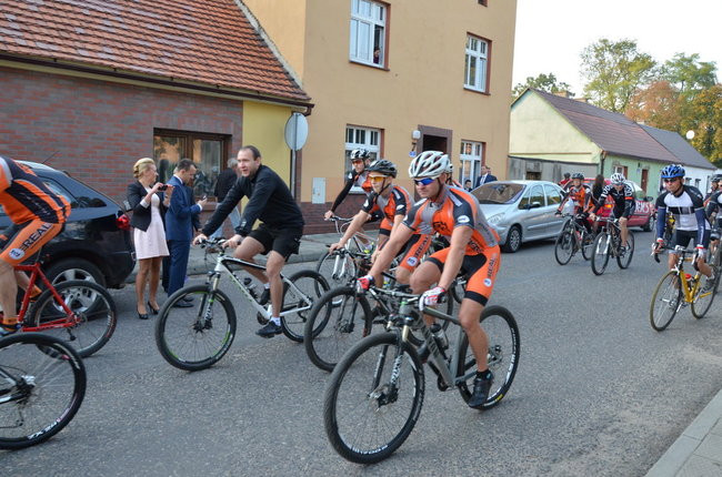 Nowożeńcy w kolarskim szpalerze ( zdjęcia)