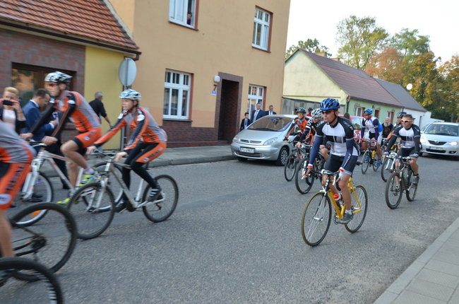 Nowożeńcy w kolarskim szpalerze ( zdjęcia)