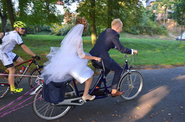 Nowożeńcy w kolarskim szpalerze ( zdjęcia)