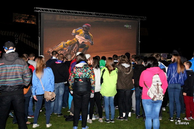 Tłumy w strefie kibica (zdjęcia)