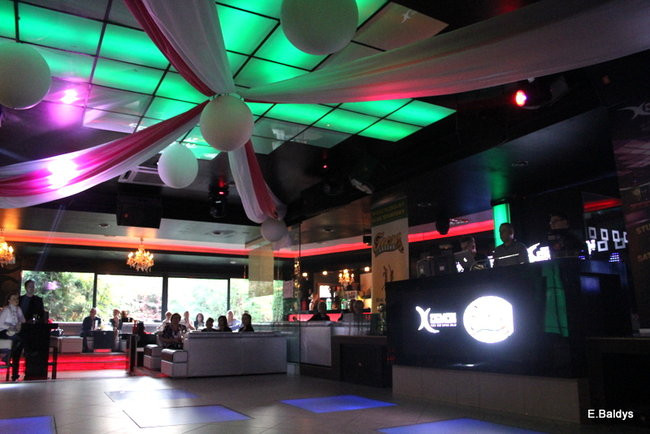 Koszykarki w strojach ślubnych (zdjęcia)