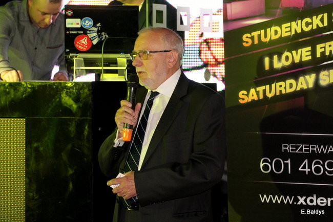 Koszykarki w strojach ślubnych (zdjęcia)