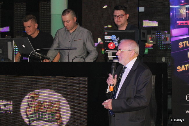 Koszykarki w strojach ślubnych (zdjęcia)