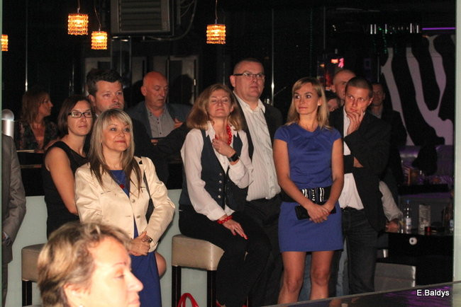 Koszykarki w strojach ślubnych (zdjęcia)