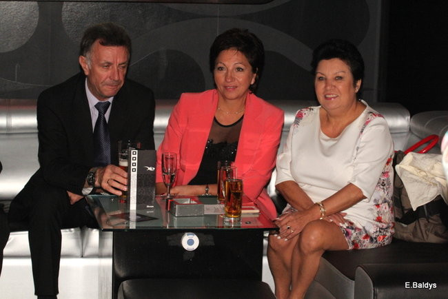 Koszykarki w strojach ślubnych (zdjęcia)