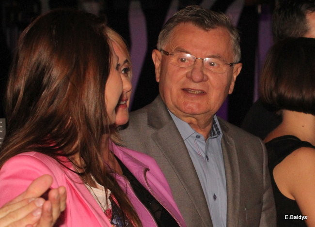 Koszykarki w strojach ślubnych (zdjęcia)