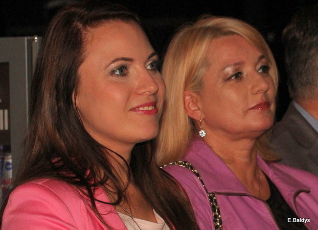 Koszykarki w strojach ślubnych (zdjęcia)