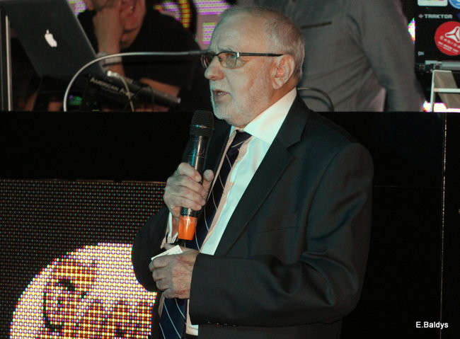 Koszykarki w strojach ślubnych (zdjęcia)