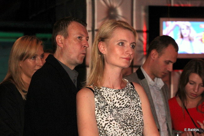 Koszykarki w strojach ślubnych (zdjęcia)