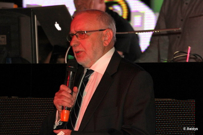 Koszykarki w strojach ślubnych (zdjęcia)