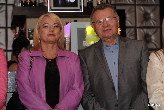 Koszykarki w strojach ślubnych (zdjęcia)