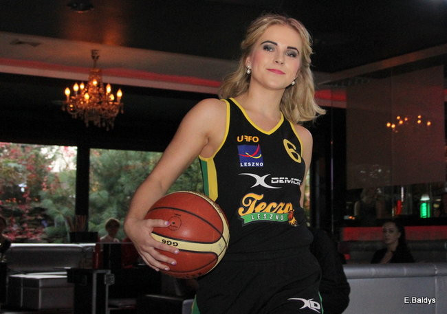 Koszykarki w strojach ślubnych (zdjęcia)