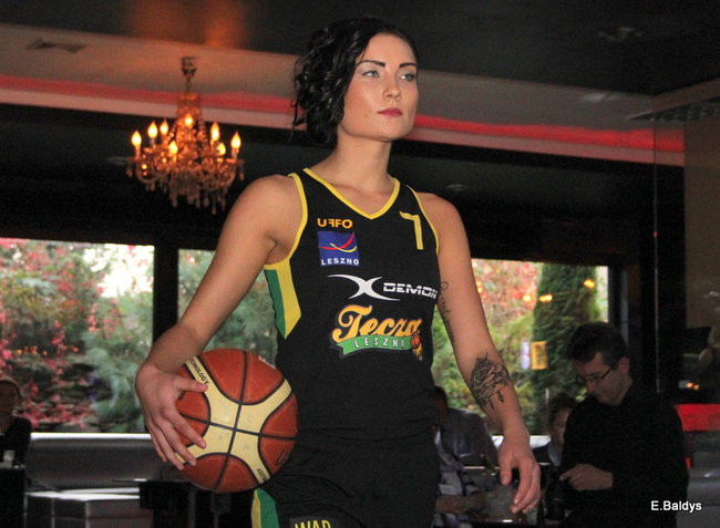 Koszykarki w strojach ślubnych (zdjęcia)