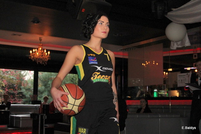 Koszykarki w strojach ślubnych (zdjęcia)