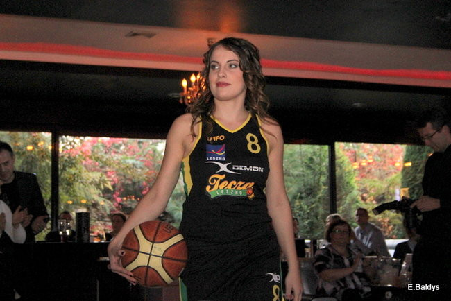 Koszykarki w strojach ślubnych (zdjęcia)