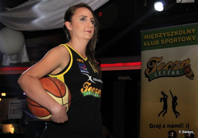 Koszykarki w strojach ślubnych (zdjęcia)