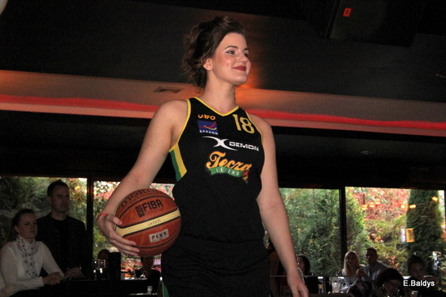 Koszykarki w strojach ślubnych (zdjęcia)