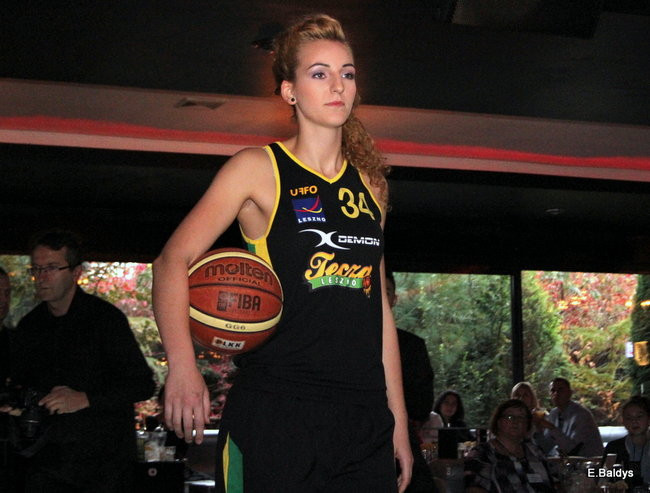 Koszykarki w strojach ślubnych (zdjęcia)