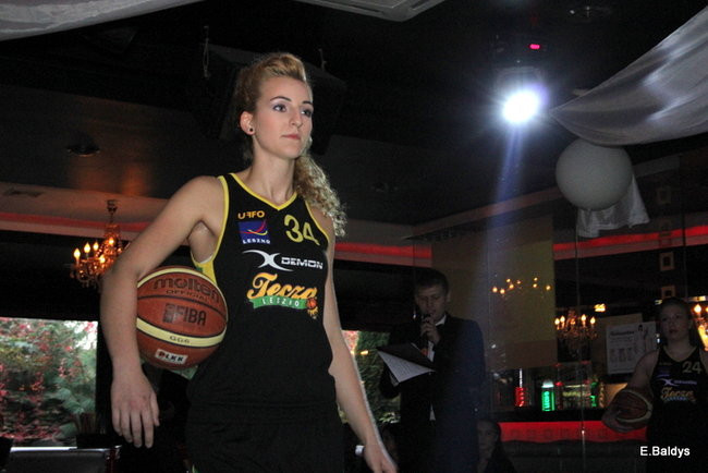 Koszykarki w strojach ślubnych (zdjęcia)