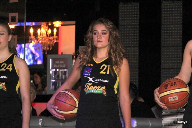 Koszykarki w strojach ślubnych (zdjęcia)