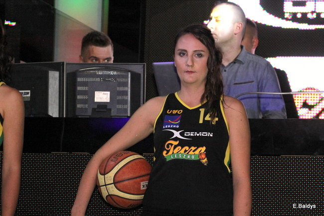 Koszykarki w strojach ślubnych (zdjęcia)