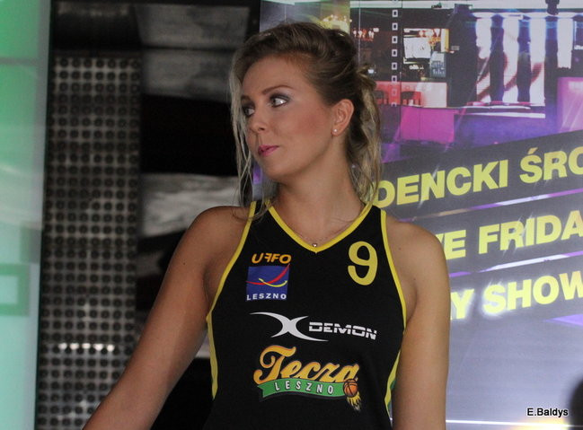 Koszykarki w strojach ślubnych (zdjęcia)