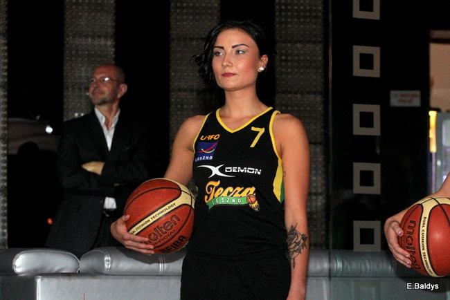 Koszykarki w strojach ślubnych (zdjęcia)