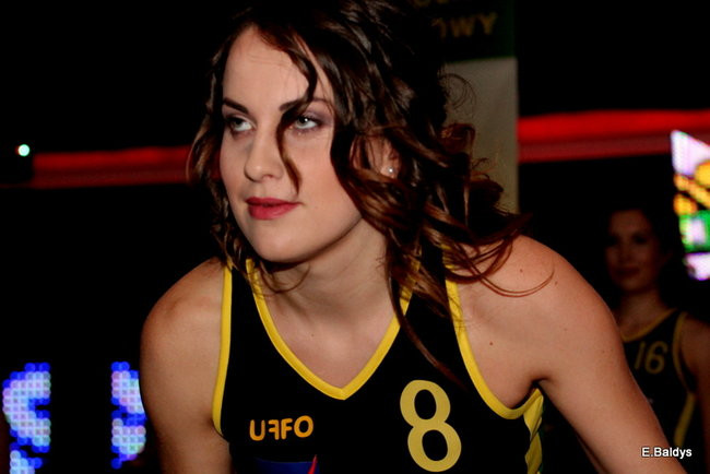 Koszykarki w strojach ślubnych (zdjęcia)