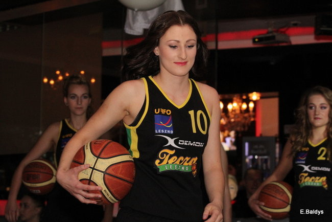 Koszykarki w strojach ślubnych (zdjęcia)