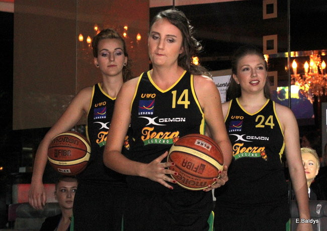 Koszykarki w strojach ślubnych (zdjęcia)