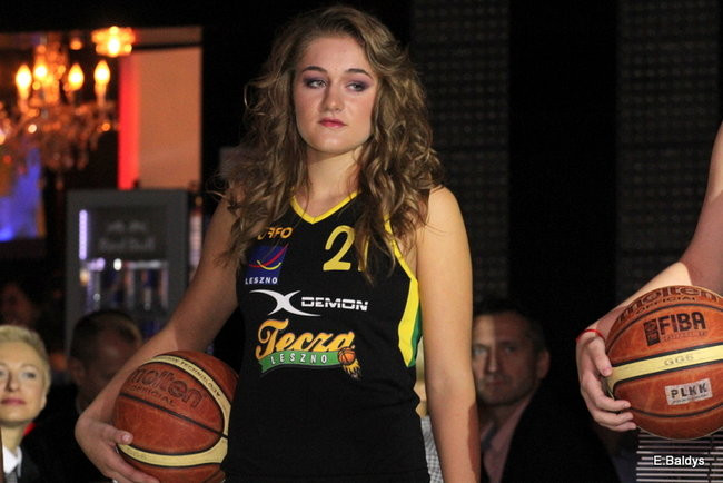 Koszykarki w strojach ślubnych (zdjęcia)