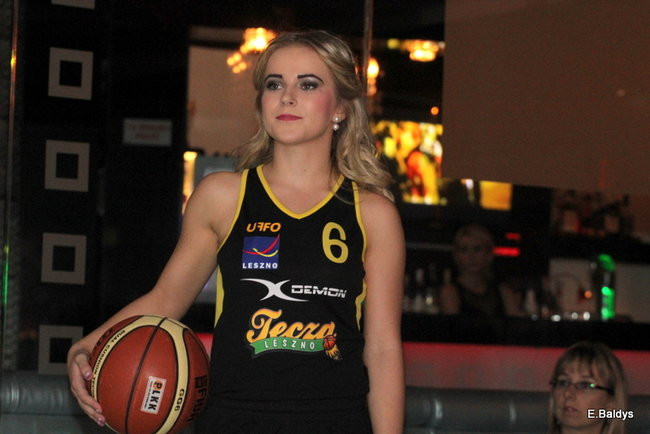 Koszykarki w strojach ślubnych (zdjęcia)