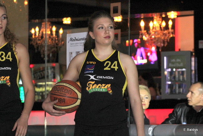 Koszykarki w strojach ślubnych (zdjęcia)