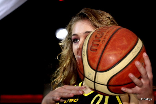 Koszykarki w strojach ślubnych (zdjęcia)