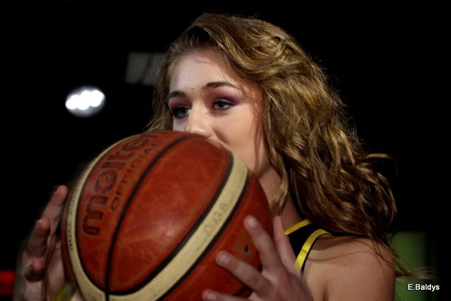 Koszykarki w strojach ślubnych (zdjęcia)