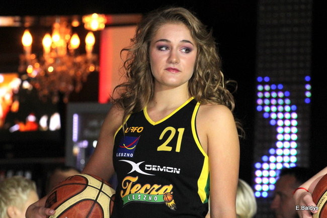 Koszykarki w strojach ślubnych (zdjęcia)