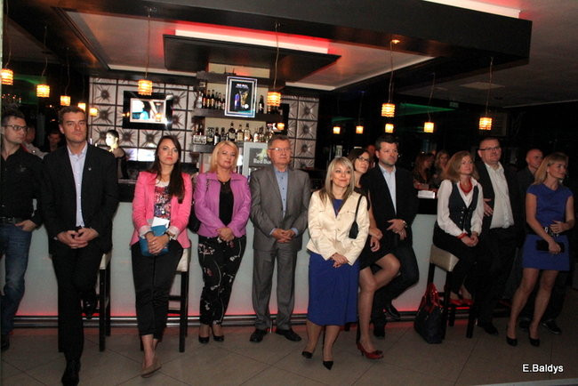 Koszykarki w strojach ślubnych (zdjęcia)