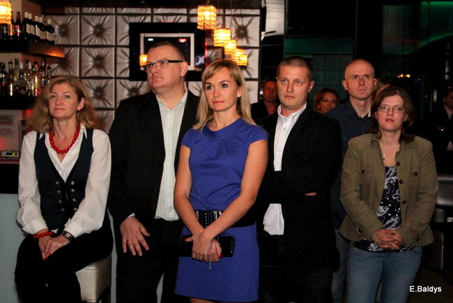 Koszykarki w strojach ślubnych (zdjęcia)